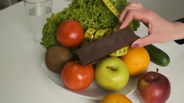 Colocar gofres en una mesa buffet con verduras y frutas — Vídeos de Stock