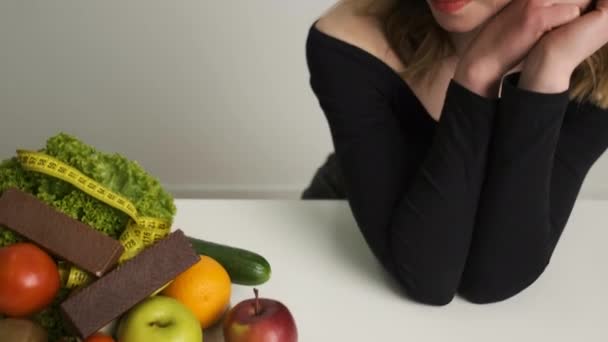 A menina infla uma xícara de café e doces para um residente que trabalha durante uma pausa. Temos frutas e legumes — Vídeo de Stock