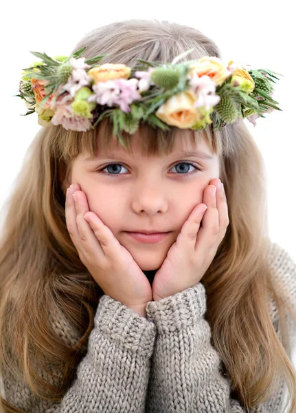 Uma Menina Uma Camisola Malha Fundo Branco Com Flores Cabeça — Fotografia de Stock