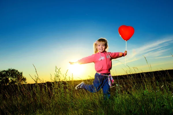 Menina Com Coração Vermelho Campo Pôr Sol — Fotografia de Stock