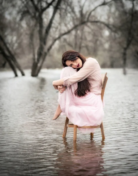 Самоизоляция Девушка Сидит Стуле Воде Пандемия Наводнение Депрессия Карантин — стоковое фото