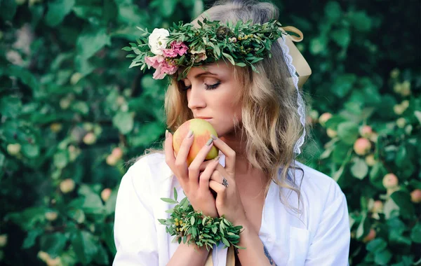 Romantisk Flicka Med Ett Äpple Och Krans Blommor Mot Bakgrund — Stockfoto