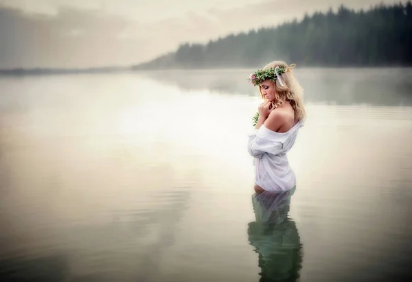 Красивая Девушка Озере Стоит Воде Цветами Голове — стоковое фото