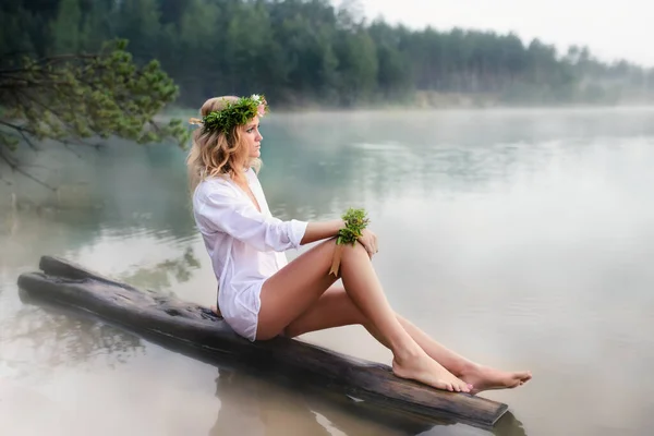Красивая Девушка Озере Воде Цветами Голове — стоковое фото