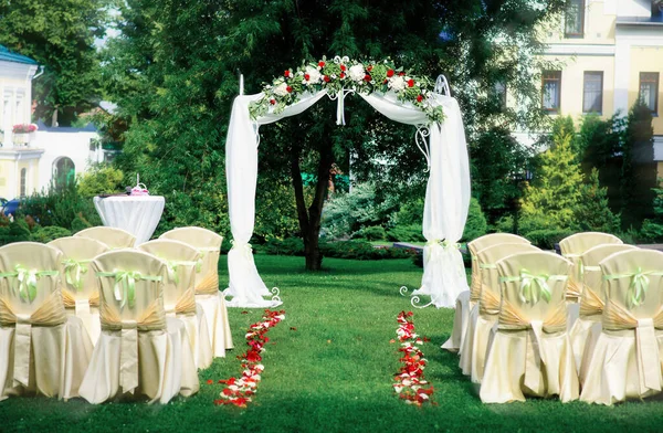 아름다운 장식이야 결혼식이 열리는 곳이지 고전적 모양의 의자에 초목으로 장식되어 — 스톡 사진