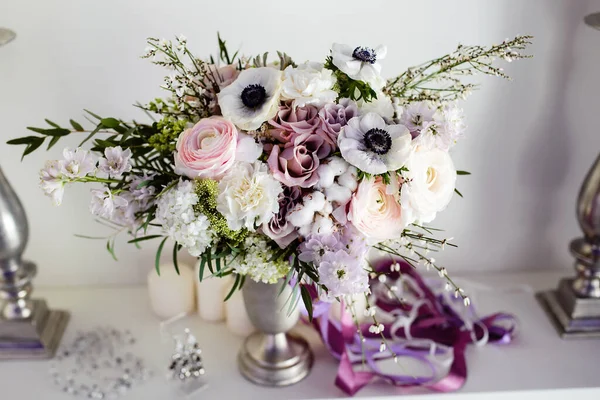 Lindo Buquê Casamento Com Fitas Roxas — Fotografia de Stock