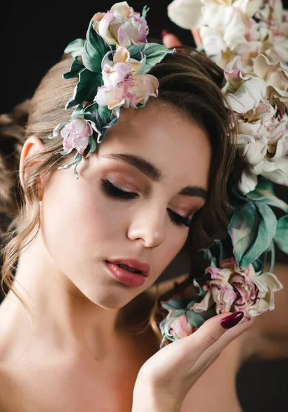 Vacker Kvinna Med Blommor Kreativa Handgjorda Blommor Äkta Läder Och — Stockfoto