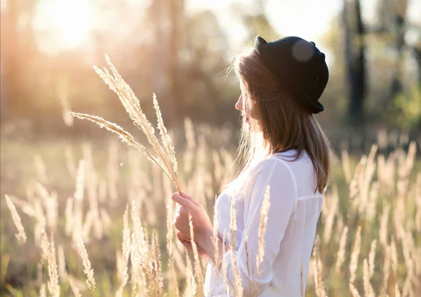 Une Belle Fille Romantique Dans Chapeau Marche Dans Champ Blé — Photo