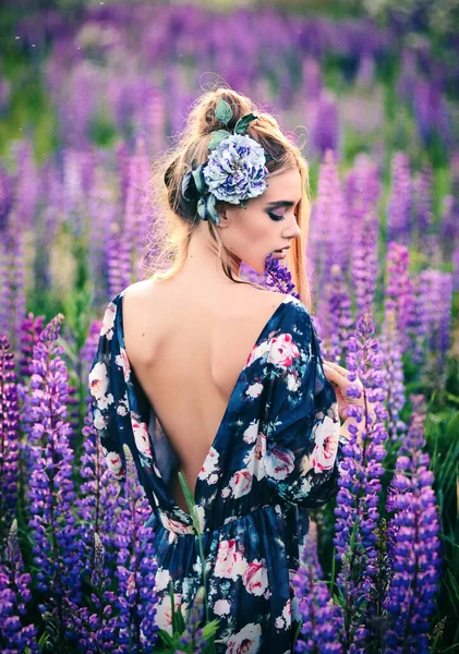 Menina Bonita Campo Com Tremoços Vestido Com Flores Uma Parte — Fotografia de Stock