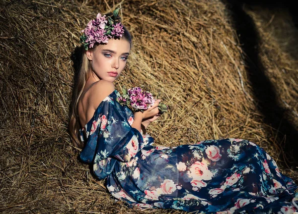 Açık Havada Samanlıkta Oturan Romantik Tatlı Kız Kafasında Çiçek Olan — Stok fotoğraf