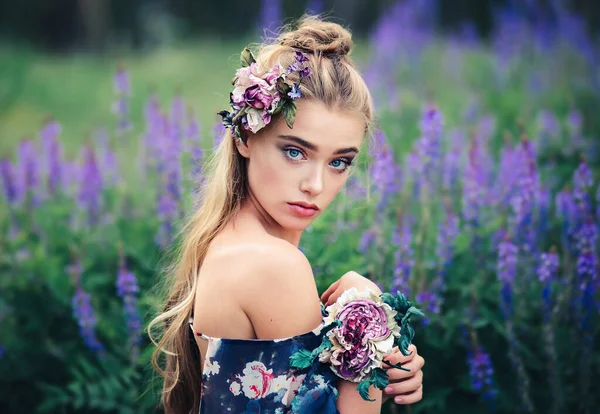 Menina Bonita Campo Tremoço Com Flores Feitas Mão Couro Natural — Fotografia de Stock