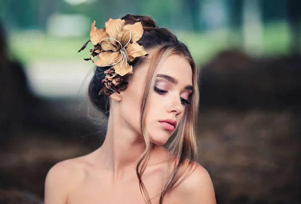 Beautiful Young Girl Beige Flower Her Hair Open Shoulders Close — Stock Photo, Image