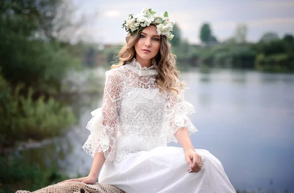 Una Bella Donna Vestita Bianco Con Una Corona Fiori Seduta — Foto Stock