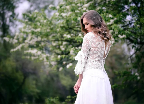 Una Bella Donna Romantica Vestito Bianco Vicino Albero Fiore Una — Foto Stock