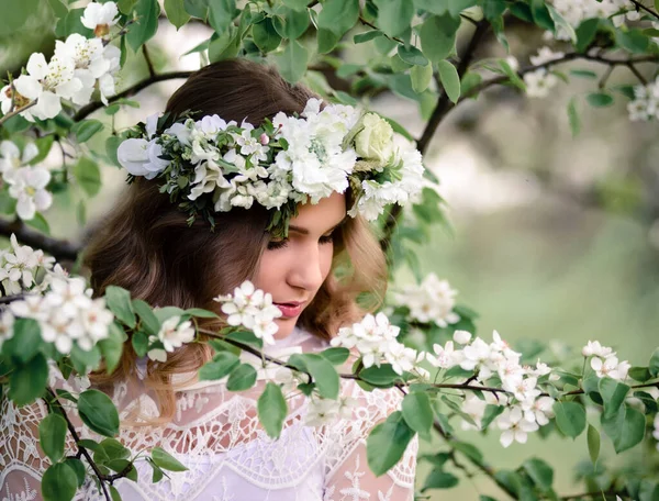 Una Mujer Hermosa Con Vestido Blanco Cerca Árbol Floreciente Una — Foto de Stock