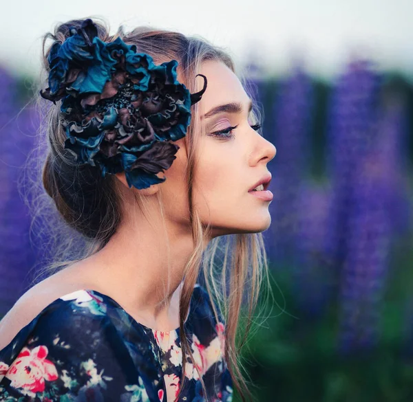 Menina Bonita Com Flor Roxa Seu Cabelo Retrato Close Livre — Fotografia de Stock