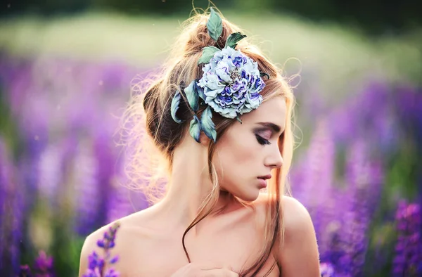 Красивая Молодая Женщина Цветущем Лупинском Поле Голубым Цветком Кожи Шелка — стоковое фото