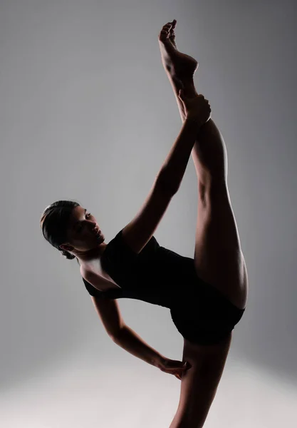 Uma Jovem Ginasta Flexível Sportswear Executa Trecho Treino Ginástica Acrobacias — Fotografia de Stock