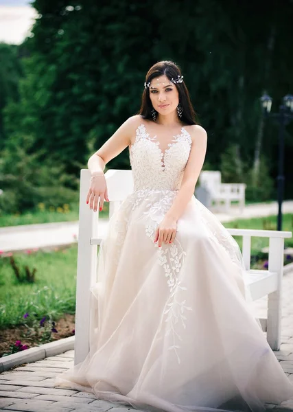 Una Bella Sposa Seduta Una Panchina Nel Giardino Estivo Abito — Foto Stock