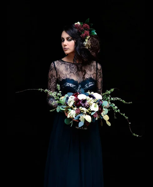 Signora Mistica Abito Nero Con Trucco Con Fiori Tra Capelli — Foto Stock