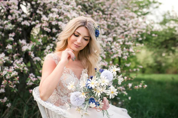 Una Sposa Attraente Con Mazzo Fiori Selvatici Seduta Una Sedia — Foto Stock