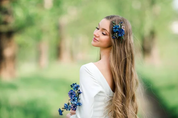 Uma Jovem Menina Feliz Com Cabelos Longos Vestido Branco Com — Fotografia de Stock