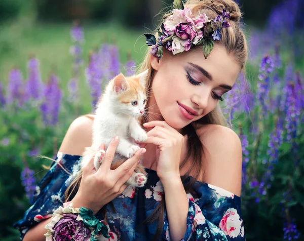 Mulher Feliz Bonito Sorri Enquanto Joga Com Pequeno Gatinho Fofo — Fotografia de Stock