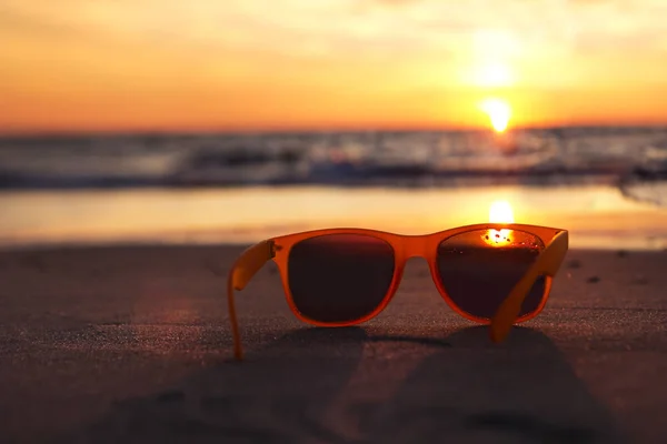 해변에 있는 선글라스 — 스톡 사진