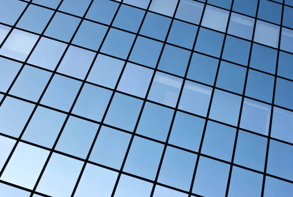 Modern bir ofis binasının pencereleri