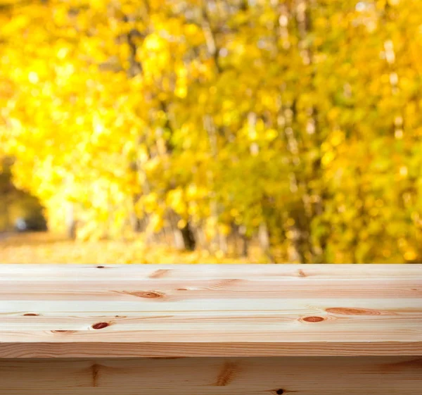 Prázdná tabulka s podzimní přírodou pozadí — Stock fotografie