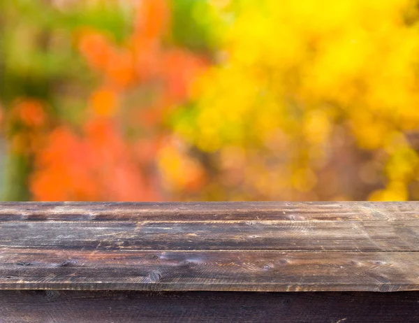 Prázdná tabulka s podzimní přírodou pozadí — Stock fotografie
