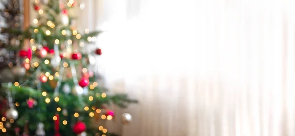 Feiertags-Hintergrund mit Weihnachtsbaum aus dem Fokus — Stockfoto