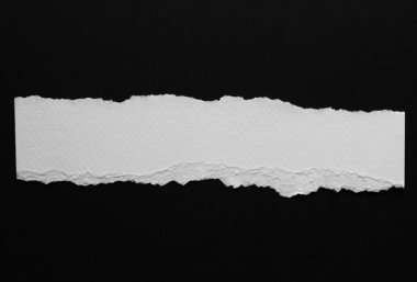 yırtık kağıt üzerine siyah izole parçası