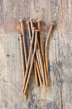 Eski, kirli çivi ahşap tahta karşı.