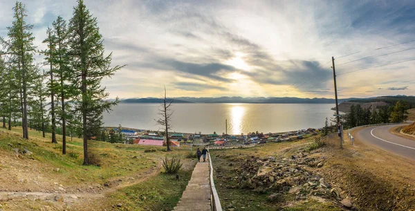 Moğolistan, Hubsugul Gölü, Turt Köyü. Gölün ve kıyıdaki köyün manzarası. Sahile giden merdivenler.