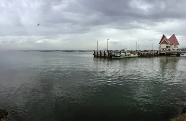 Sabahın erken saatlerinde, kasvetli hava, Tayland Körfezi 'nin sularının manzarası, Pattaya