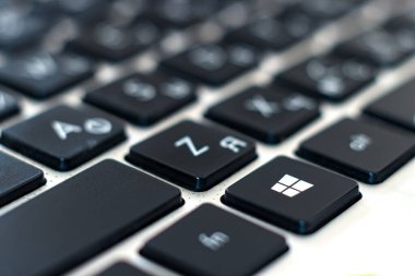 Siyah bir bilgisayar klavyesinin genişletilmiş görünümü, Windows tuşu