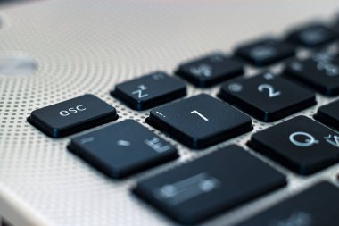 Genişletilmiş bilgisayar klavyesi görünümü, ESC anahtarı