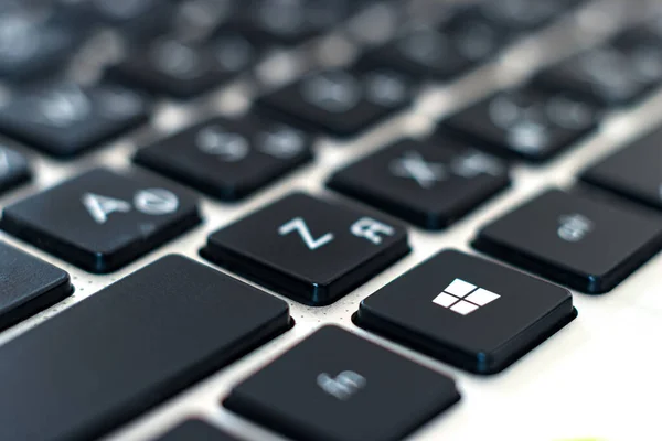 Siyah bir bilgisayar klavyesinin genişletilmiş görünümü, Windows tuşu