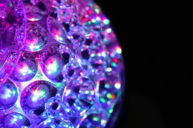 Parlak mor disko topu