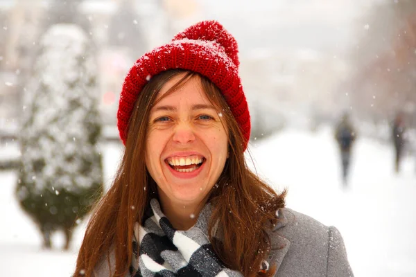 Menina Feliz Chapéu Vermelho Flocos Neve Voadores — Fotografia de Stock