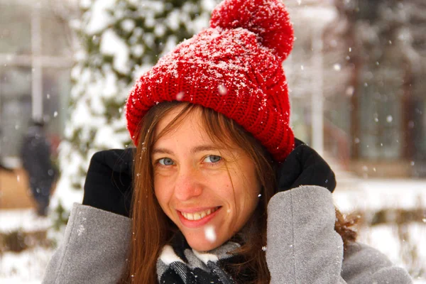 Menina Endireita Colarinho Boné Vermelho Sob Flocos Neve Caindo Parque — Fotografia de Stock