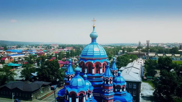 Kuppeln Der Kirche Vor Dem Hintergrund Der Städtischen Umgebung — Stockfoto