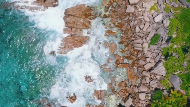 Aerial Bird Eye View Footage Waves Hitting Splashed Coastline Granite — Stock Video