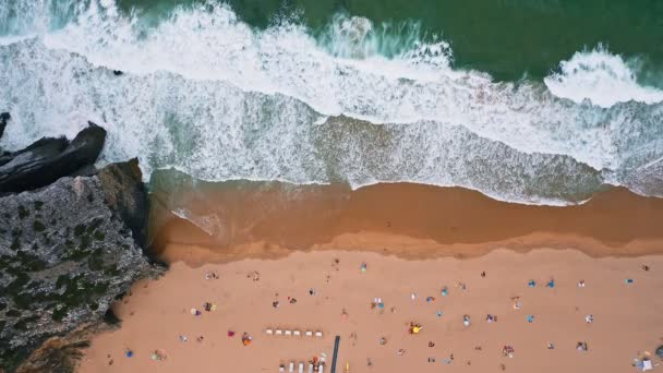 Letecký Pohled Ptačí Perspektivy Pláž Praia Adraga Obrovské Vlny Valící — Stock video