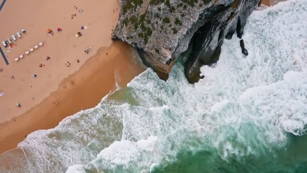 超現実的なプライア アドラガ ビーチの空飛ぶ鳥の眼巨大な崖のあるビーチに向かって回転するポルトガルの白い波大西洋の海 — ストック動画