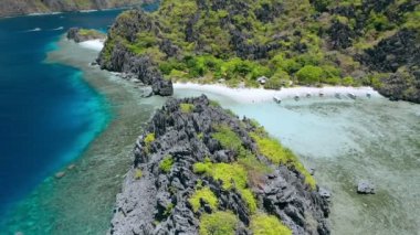 Matinloc türbesi El Nido Palawan Filipinleri yakınlarındaki Tapiutan Adası 'ndaki yıldız plajının gizli lagünü üzerinde hava aracı dairesi hareketi
