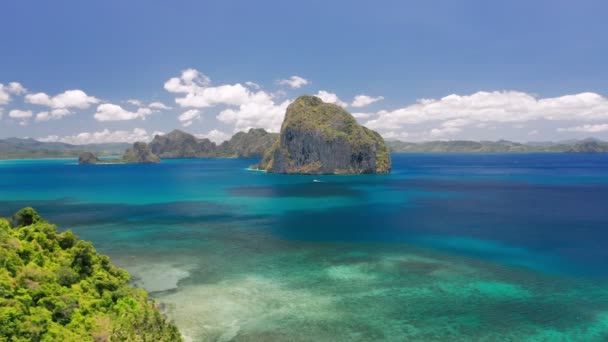 从菲律宾夏季和旅游度假的角度出发 空中无人驾驶飞机在开阔海面上岩石松果岛上空盘旋拍摄 — 图库视频影像