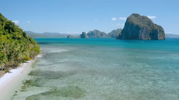 ラスカバナビーチからピナグブータン島方向への空中ドローン海岸線夏と旅行休暇のコンセプト — ストック動画