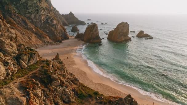 Antenni Drone Kuvamateriaalia Praia Ursa Rannalla Auringonlaskun Valossa Sintra Portugal — kuvapankkivideo